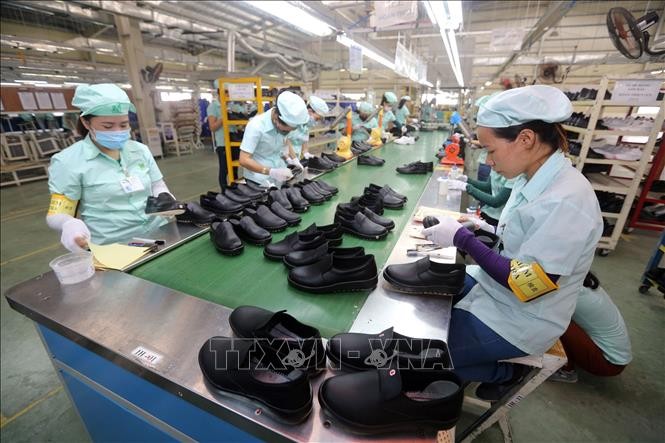 Dây chuyền sản xuất giày, dép xuất khẩu tại Công ty Trách nhiệm hữu hạn Midori Safety Footwear Việt Nam tại khu công nghiệp Điện Nam – Điện Ngọc (Quảng Nam). Ảnh: Danh Lam/TTXVN