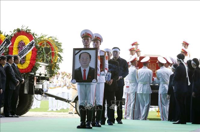 Đội tiêu binh rước di ảnh và chuyển linh cữu Chủ tịch nước Trần Đại Quang tại nơi an táng - xã Quang Thiện, huyện Kim Sơn, tỉnh Ninh Bình. Ảnh: TTXVN