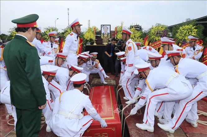 Các chiến sĩ trong đội nghi lễ thực hiện nghi thức hạ huyệt linh cữu Chủ tịch nước Trần Đại Quang. Ảnh: TTXVN