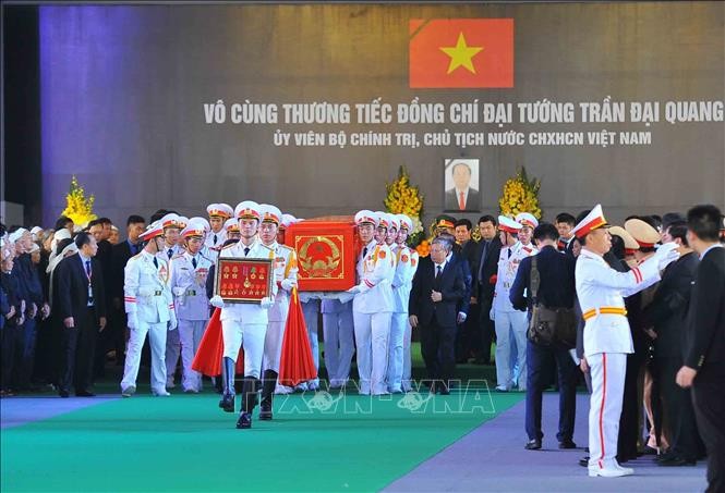Đội nghi lễ đưa linh cữu của Chủ tịch nước Trần Đại Quang tới khu huyệt mộ để chuẩn bị cho nghi thức đầu tiên của lễ an táng. Ảnh: TTXVN