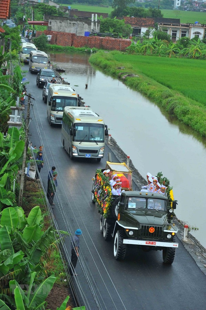 Đoàn xe đưa linh cữu Chủ tịch nước Trần Đại Quang về quê hương Kim Sơn - Ninh Bình. (Nguồn: TTXVN)