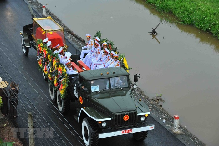 Đoàn xe đưa linh cữu Chủ tịch nước Trần Đại Quang về quê hương Kim Sơn - Ninh Bình. (Nguồn: TTXVN)