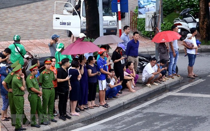 Nhân dân thủ đô đứng hai bên đường đưa tiễn Chủ tịch nước Trần Đại Quang. (Ảnh: Danh Lam/TTXVN)
