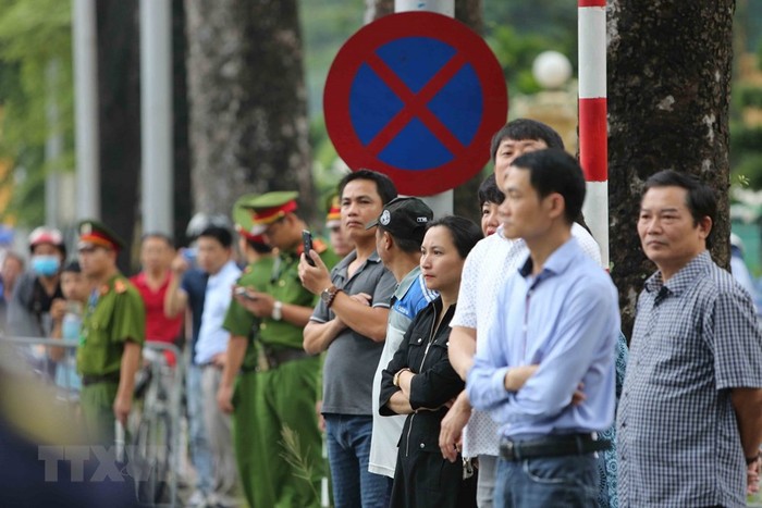 Người dân Thủ đô tiễn đưa Chủ tịch nước Trần Đại Quang. (Nguồn: TTXVN)