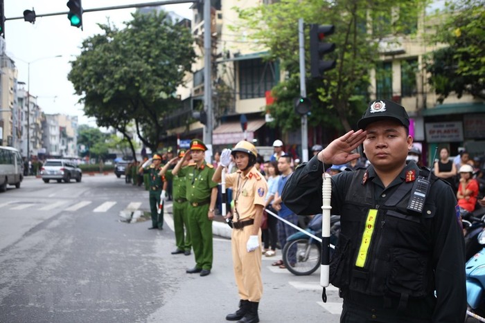 Các chiến sỹ công an thành phố Hà Nội tiễn biệt Chủ tịch nước Trần Đại Quang. (Ảnh: Minh Quyết/TTXVN)