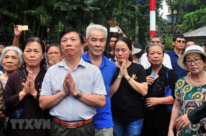 Nhân dân Thủ đô xúc động đưa tiễn Chủ tịch nước Trần Đại Quang. (Ảnh: Nguyễn Khang/TTXVN)