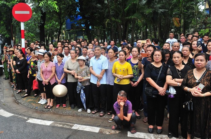 Nhân dân thủ đô Hà Nội xúc động tiễn đưa Chủ tịch nước Trần Đại Quang về nơi an nghỉ cuối cùng. (Ảnh: Nguyễn Khang/TTXVN)