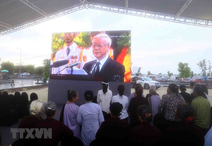 Người dân theo dõi Lễ Truy điệu Chủ tịch nước Trần Đại Quang qua màn hình lớn tại xã Quang Thiện, huyện Kim Sơn, tỉnh Ninh Bình. (Ảnh: TTXVN)