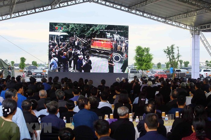 Người dân theo dõi Lễ Truy điệu Chủ tịch nước Trần Đại Quang qua màn hình lớn tại xã Quang Thiện, huyện Kim Sơn, tỉnh Ninh Bình. (Ảnh: TTXVN)