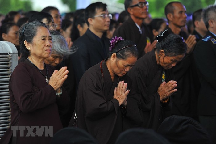 Người dân và Phật tử đến dự Lễ truy điệu Chủ tịch nước Trần Đại Quang tại xã Quang Thiện, huyện Kim Sơn, tỉnh Ninh Bình. (Ảnh: TTXVN)