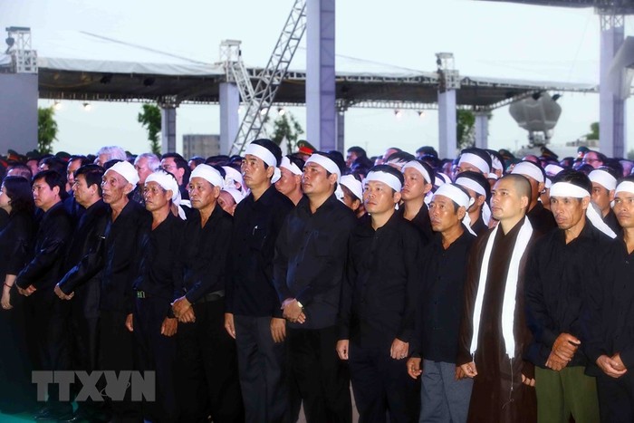 Các đại biểu và người dân dự Lễ truy điệu Chủ tịch nước Trần Đại Quang tại xã Quang Thiện, huyện Kim Sơn, tỉnh Ninh Bình. (Ảnh: TTXVN)