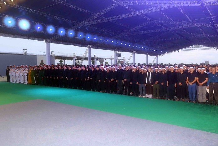 Các đại biểu dự Lễ truy điệu Chủ tịch nước Trần Đại Quang tại xã Quang Thiện, huyện Kim Sơn, tỉnh Ninh Bình. (Ảnh: TTXVN)