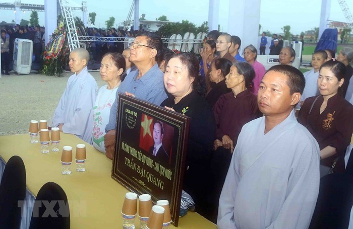 Đông đảo người dân dự Lễ Truy điệu Chủ tịch nước Trần Đại Quang tại xã Quang Thiện, huyện Kim Sơn, tỉnh Ninh Bình. (Ảnh: TTXVN)