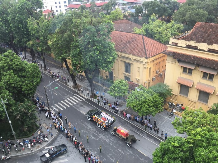 Đoàn xe chở linh cữu Chủ tịch nước Trần Đại Quang đi qua phố Lê Thánh Tông. (Nguồn: Vietnam+)