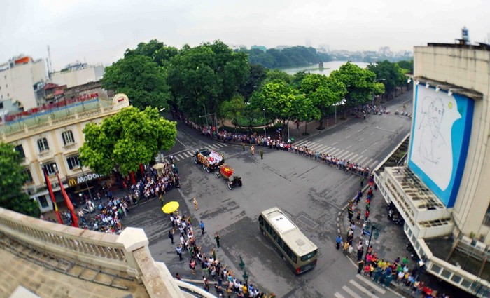 Đoàn xe tang Chủ tịch nước Trần Đại Quang đi qua phố Tràng Tiền-Hàng Khay. (Ảnh: Thanh Tùng/TTXVN)