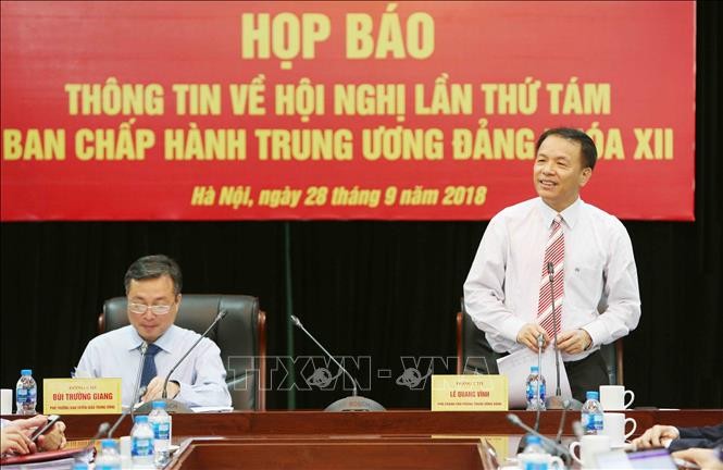 Phó Chánh Văn phòng Trung ương Đảng Lê Quang Vĩnh trả lời câu hỏi của phóng viên các cơ quan thông tấn báo chí. Ảnh: Dương Giang/TTXVN
