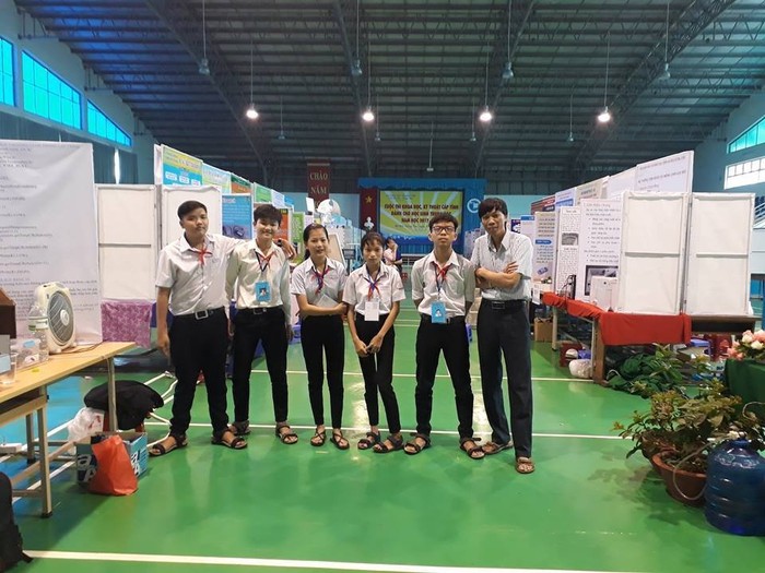 Thầy phạm Đức Khương (người vòng tay bìa phải) cùng các em học sinh trong hội thi nghiên cứu khoa học năm học 2017-2018. Ảnh: Sơn Quang Huyến