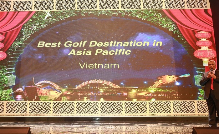 Ông Mike Sebastian - Giám đốc điều hành Tập đoàn Golf Châu Á Thái Bình Dương công bố Việt Nam trở thành Điểm đến Golf tốt nhất Châu Á Thái Bình Dương (Best golf Destination in Asia Pacific) tại Hội nghị Golf Châu Á Thái Bình Dương 2017