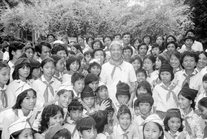Chủ tịch Hội đồng Bộ trưởng Đỗ Mười gặp gỡ thiếu nhi Hà Nội và Thái Bình nhân dịp các cháu vào viếng lăng Bác và thăm Bảo tàng Hồ Chí Minh, ngày 19/5/1990. Ảnh: Minh Đạo/TTXVN