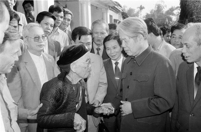 Tổng Bí thư Đỗ Mười nói chuyện thân mật với nhân dân xã Lê Lợi, huyện Thường Tín (Hà Tây cũ), ngày 1/11/1992. Ảnh: Xuân Lâm - TTXVN
