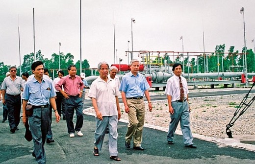 Đồng chí Đỗ Mười thăm công trình khí và làm việc với lãnh đạo Tổng công ty Dầu khí Việt Nam. ảnh tư liệu pvn.