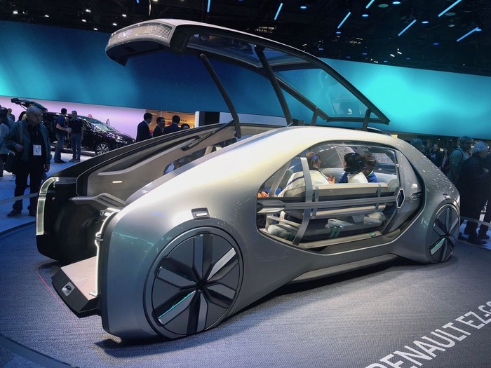Đây còn là sân khấu để các hãng xe viết nên câu chuyện tương lai khi giới thiệu mẫu xe theo xu hướng futuristic - các mẫu xe tự hành, sử dụng công nghệ AI.