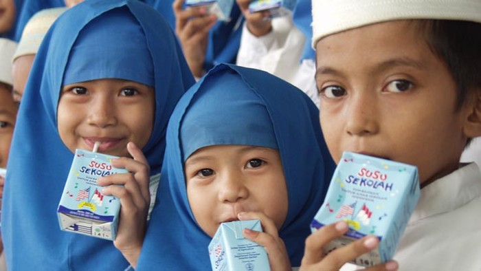 Hình ảnh học sinh tại Indonesia uống sữa cùng bạn bè.