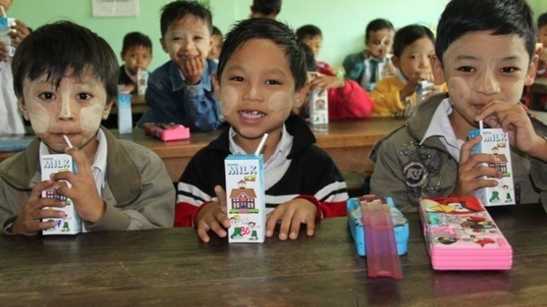 Hình ảnh học sinh tại Myanmar uống sữa trong trường học.
