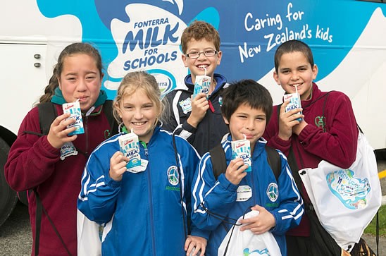 Hình ảnh học sinh tại New Zealand uống sữa cùng bạn bè.
