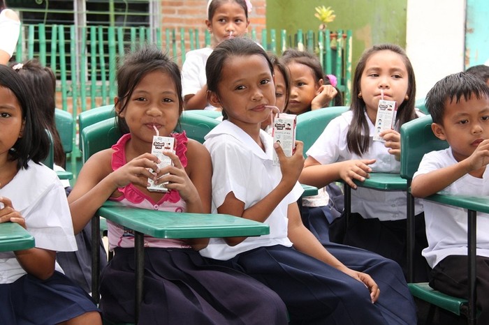 Hình ảnh học sinh tại Phillippines uống sữa trong trường học (nguồn: internet)