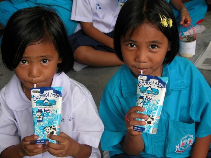 Hình ảnh học sinh tại Thái Lan uống sữa cùng bạn bè (nguồn: internet)