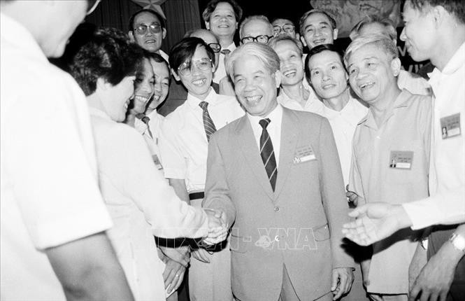 Tổng Bí thư Đỗ Mười với các đại biểu dự Đại hội VII Đảng Cộng sản Việt Nam (tháng 6/1991). Ảnh tư liệu: Xuân Lâm/TTXVN