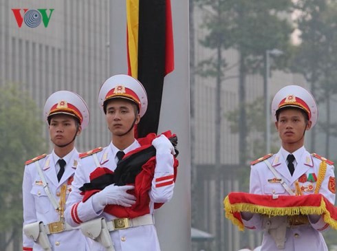 Tại Quảng trường Ba Đình, các sĩ quan thuộc Bộ Tư lệnh Bảo vệ Lăng Chủ tịch Hồ Chí Minh thực hiện nghi thức treo cờ rủ. Ảnh: VOV