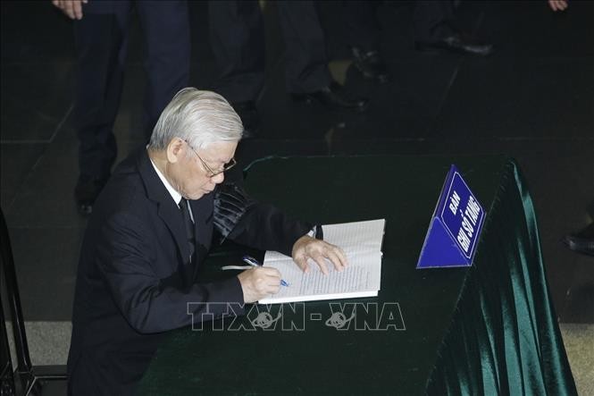 Tổng Bí thư Nguyễn Phú Trọng dẫn đầu Đoàn Ban Chấp hành Trung ương Đảng đến viếng, ghi sổ tang và chia buồn cùng tang quyến nguyên Tổng Bí thư Đỗ Mười. Ảnh: TTXVN