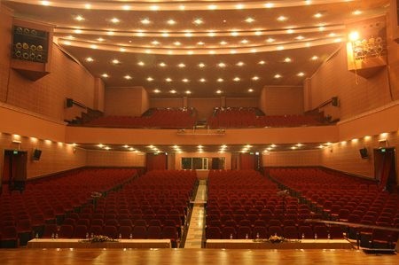 Sân khấu nhà hát Bến Thành kích thước 12,5m x 13m, cao 8m (nguồn [1])