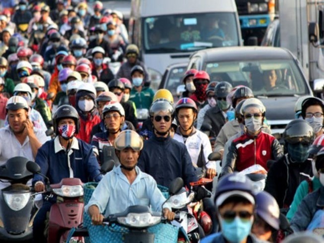 Tại Thành phố Hồ Chí Minh xe còn nhúc nhích nên không gọi là ùn tắc (ảnh: Plo.vn)