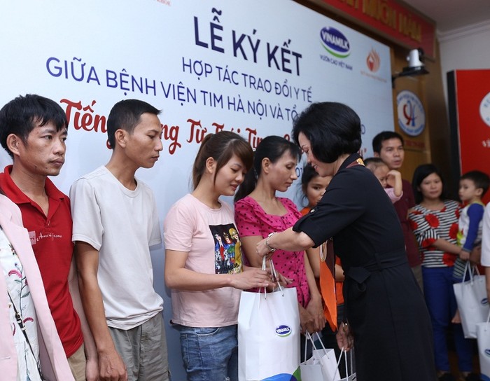Bà Bùi Thị Hương – Giám đốc Điều hành Vinamilk tặng quà cho gia đình bệnh nhi được điều trị trong năm nay.