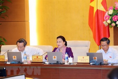 Chủ tịch Quốc hội Nguyễn Thị Kim Ngân và các Phó Chủ tịch Quốc hội Đỗ Bá Tỵ (bên phải), Phùng Quốc Hiển (bên trái) tại phiên họp của Ủy ban Thường vụ Quốc hội. Ảnh: TTXVN