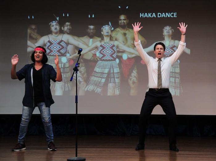 Phó Đại sứ Keith Conway và Jayden đã cùng biểu diễn điệu nhảy của người Maori