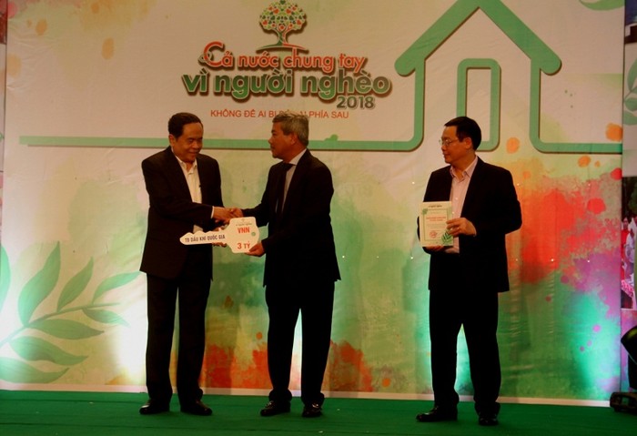 Phó Tổng giám đốc PVN Đỗ Chí Thanh trao biểu trưng số tiền ủng hộ tại Chương trình “Cả nước chung tay vì người nghèo 2018&quot;.