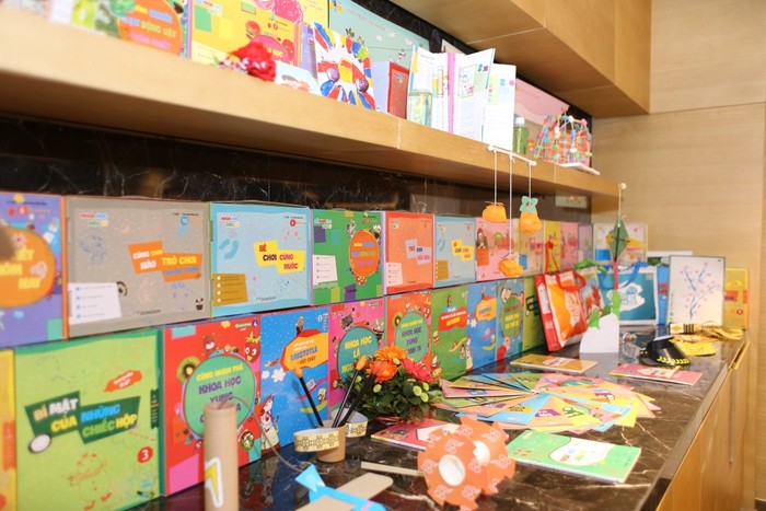 Trưng bày sản phẩm, đồ dùng học tập, chương trình học của Dongsim Kindergarten