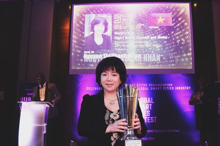 Nữ viện sĩ Nguyễn Thị Thanh Nhàn là người Việt Nam đầu tiên nhận giải thưởng xuất sắc nhất “Ý tưởng, mô hình và hệ thống tích hợp về quốc gia thông minh nhất thế giới” cùng danh hiệu “CEO có tầm nhìn xuất sắc nhất về Quốc gia thông minh.
