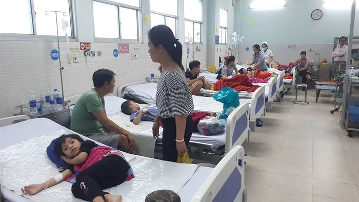 Nhiều trẻ em nghi bị ngộ độc thực phẩm đang được cấp cứu tại Bệnh viện quận Tân Phú.