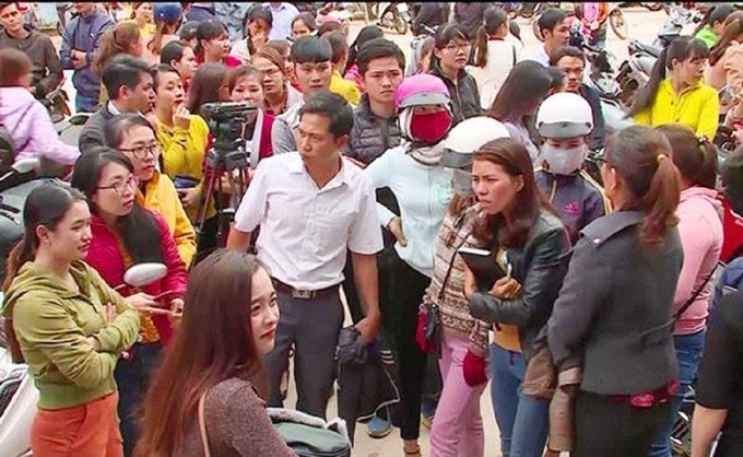 Các giáo viên bị chấm dứt hợp đồng kéo lên Ủy ban nhân dân huyện Krông Pắk để đòi quyền lợi. Ảnh: Báo Nhân Dân