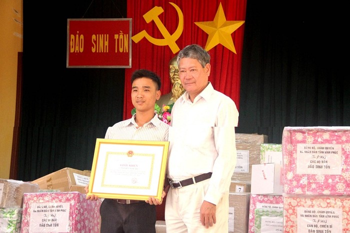 Thày Nguyễn Ngọc Hạ được Sở Giáo dục và Đào tạo Khánh Hòa trao tặng giấy khen vì đã có thành tích xuất sắc trong sự nghiệp phát triển giáo dục huyện Trường Sa, giai đoạn 2013 - 2018