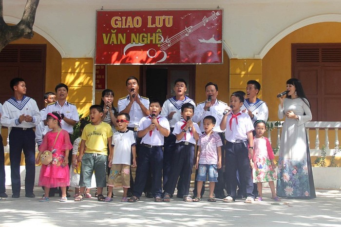 Học sinh Trường Tiểu học Sinh Tồn say sưa biểu diễn văn nghệ cùng quân dân trên đảo