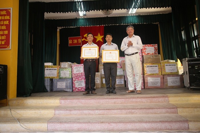 Thày Nguyễn Ngọc Hạ (ngoài cùng, bên trái) và đại diện xã đảo Sinh Tồn nhận giấy khen đã có thành tích xuất sắc trong sự nghiệp phát triển giáo dục huyện Trường Sa, giai đoạn 2013 - 2018, do Sở Giáo dục và Đào tạo Khánh Hòa trao tặng