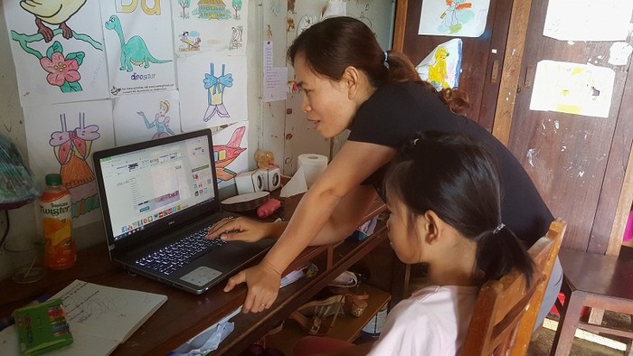 Cô Nguyễn Thị Hằng Nga hướng dẫn con gái học bài