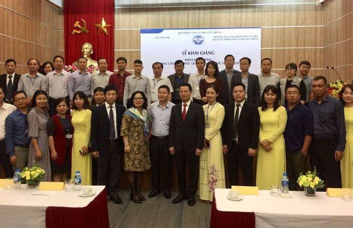 Bộ trưởng Nguyễn Mạnh Hùng chụp ảnh cùng các học viên. Ảnh: Vietnamnet.vn