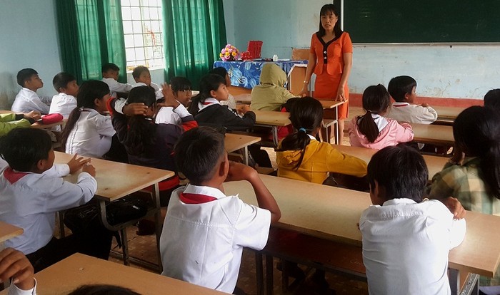 Cô Nguyễn Thị Kim Dung trong giờ sinh hoạt lớp